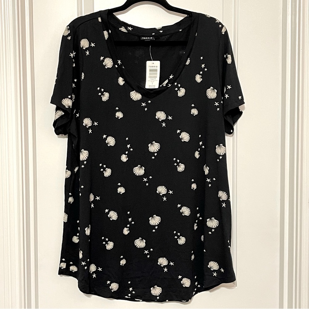 Torrid / V-Neck Seashell Tee / 2x / Black & Tan